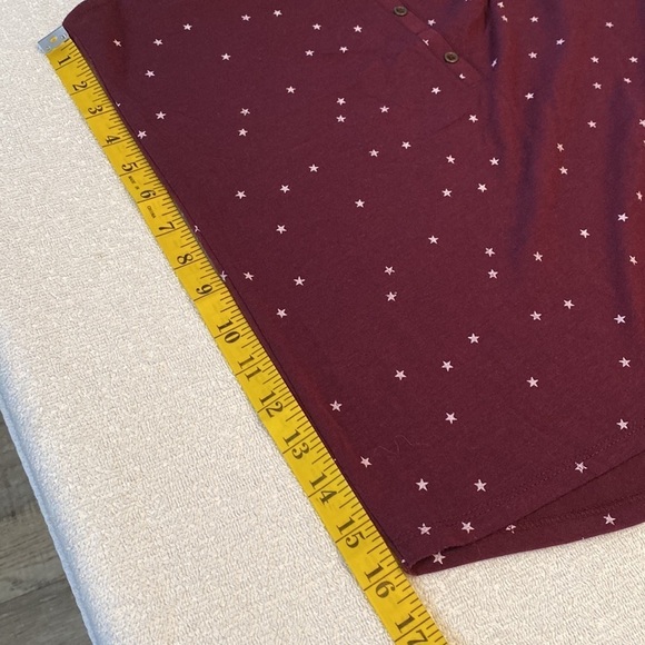 Maurice’s sleeveless blouse 24/7 style slightly longer in back star print Sz S - Picture 2 of 7